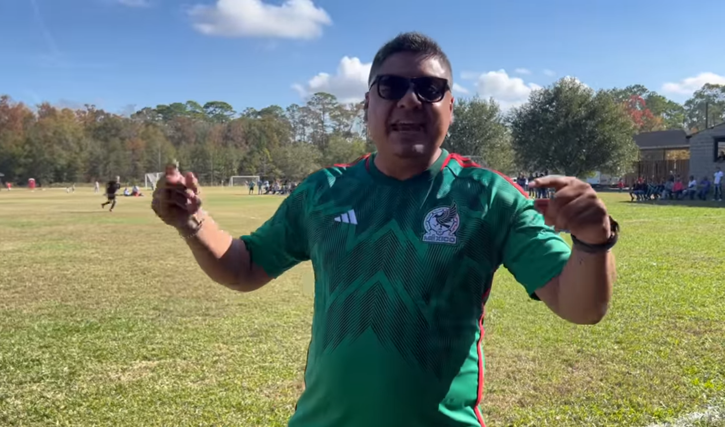 Convive Pier Michel con migrantes 