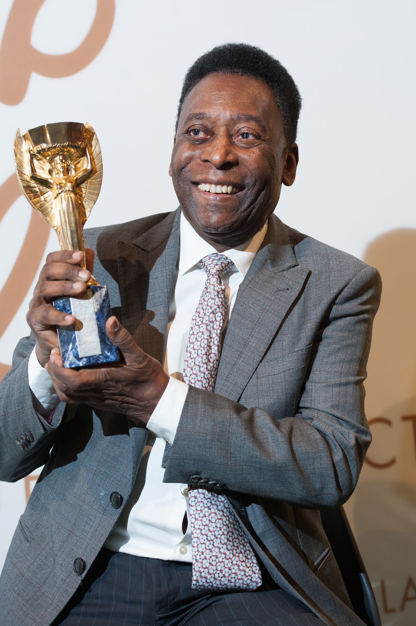 ¡Muere Pelé!