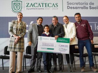 Benefician a 887 estudiantes capitalinos con becas