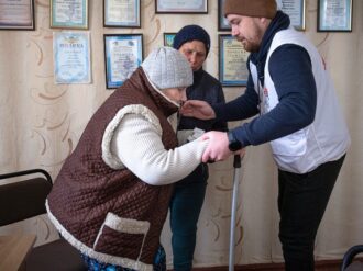 Camilo García: el mexicano que ayuda a las babushkas atrapadas por la guerra en Ucrania
