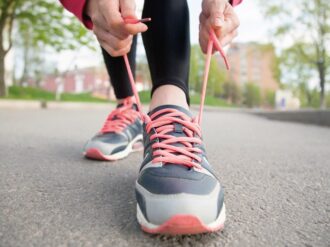 Las bondades de caminar hacia atrás