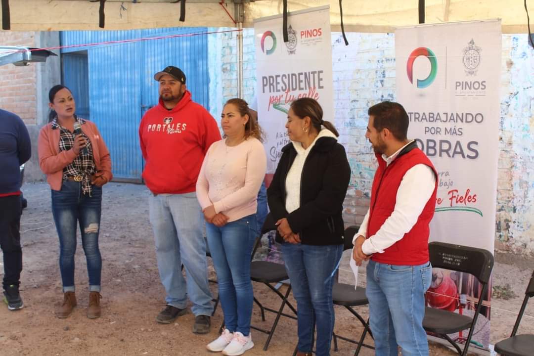 Construyen banquetas en La Victoria 