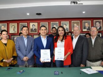 Entregan constancia a Carlos Peña y Norma Castorena