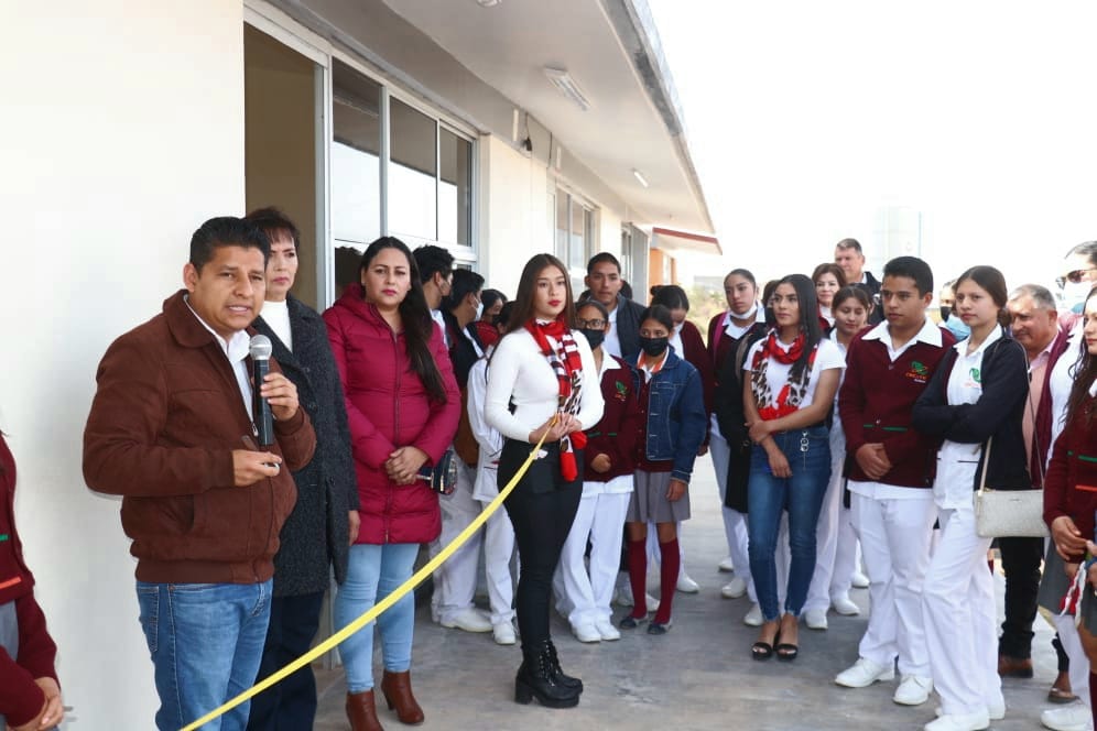 Entrega gobierno de Río Grande 2 aulas en el CECyTEZ