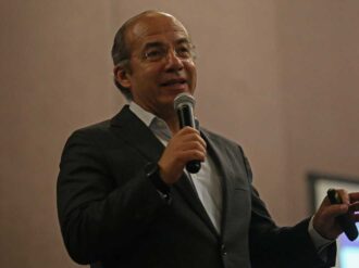 Obtiene Calderón residencia en España