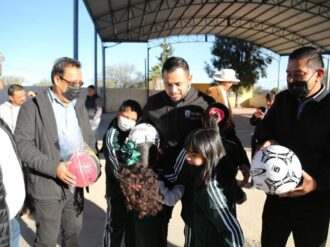 Dona Hassan Garduño material deportivo a escuela Evaristo Pérez 