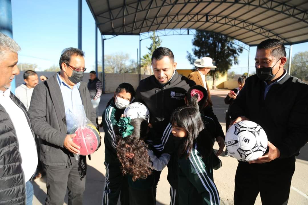Dona Hassan Garduño material deportivo a escuela Evaristo Pérez 
