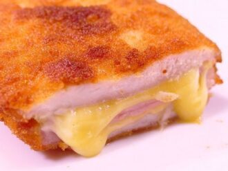 Pechugas de pollo fritas rellenas de jamón y queso 
