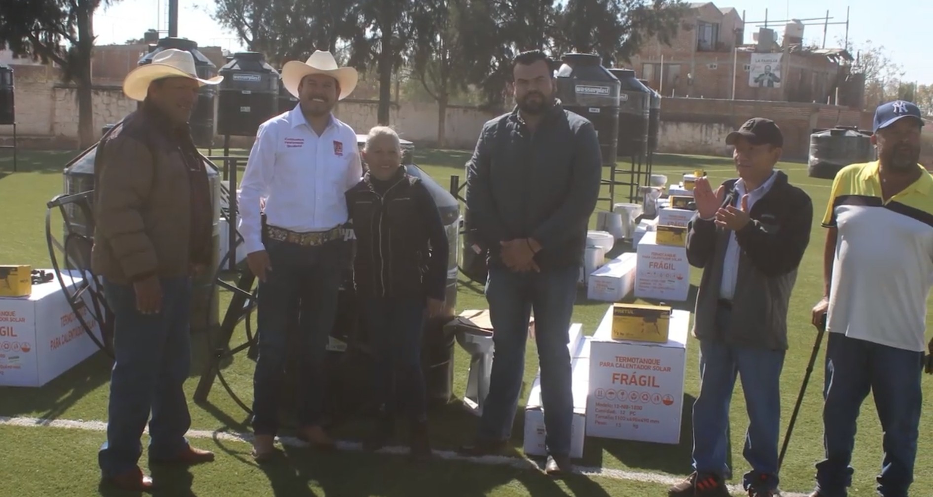 Entregan apoyos a 120 familias 