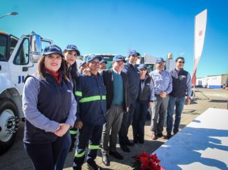 Gobierno del Estado entrega camiones y vehículos a JIAPAZ