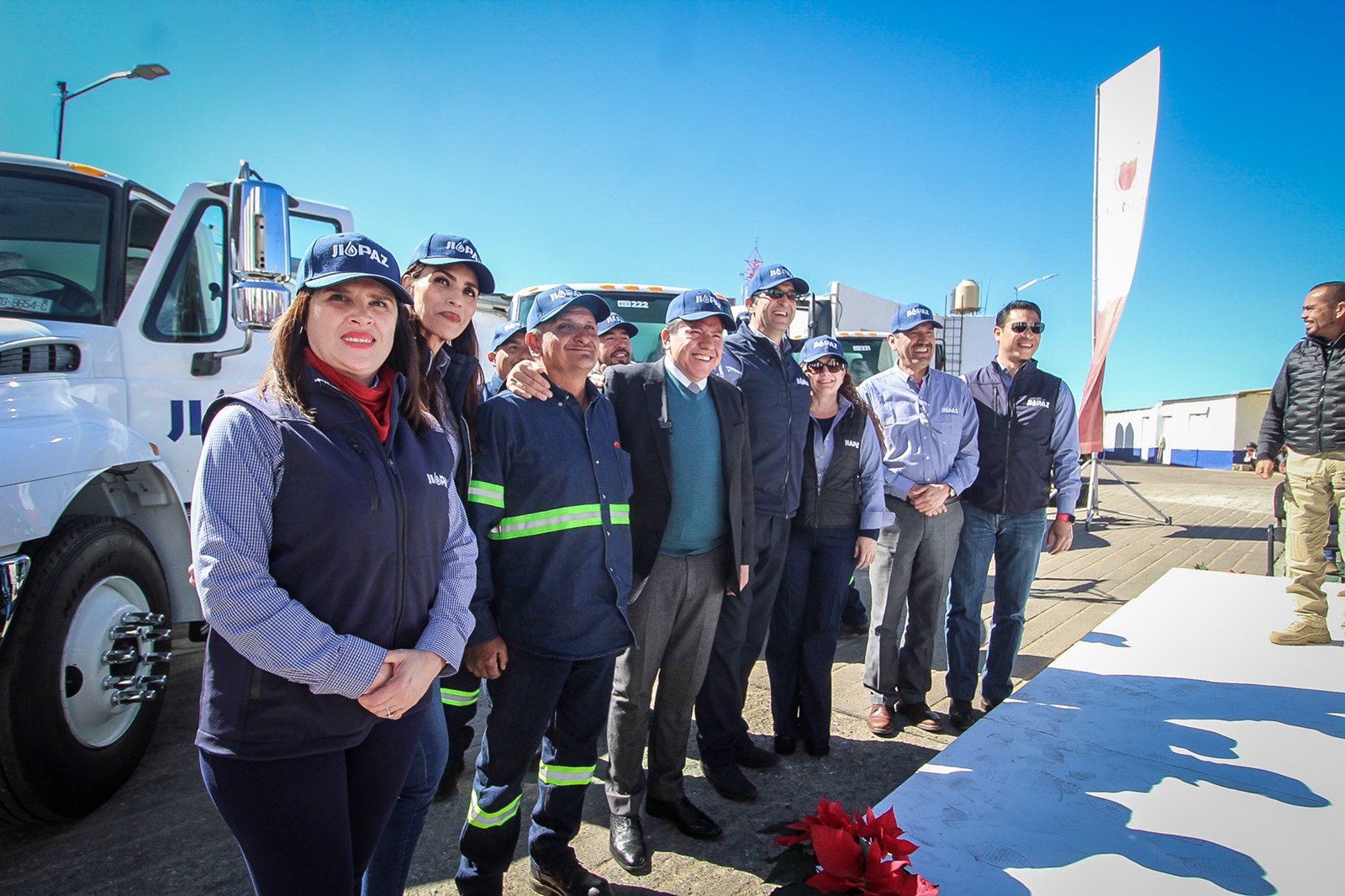 Gobierno del Estado entrega camiones y vehículos a JIAPAZ