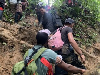 El creciente número de migrantes chinos que atraviesan la selva entre Panamá y Colombia para llegar a EU