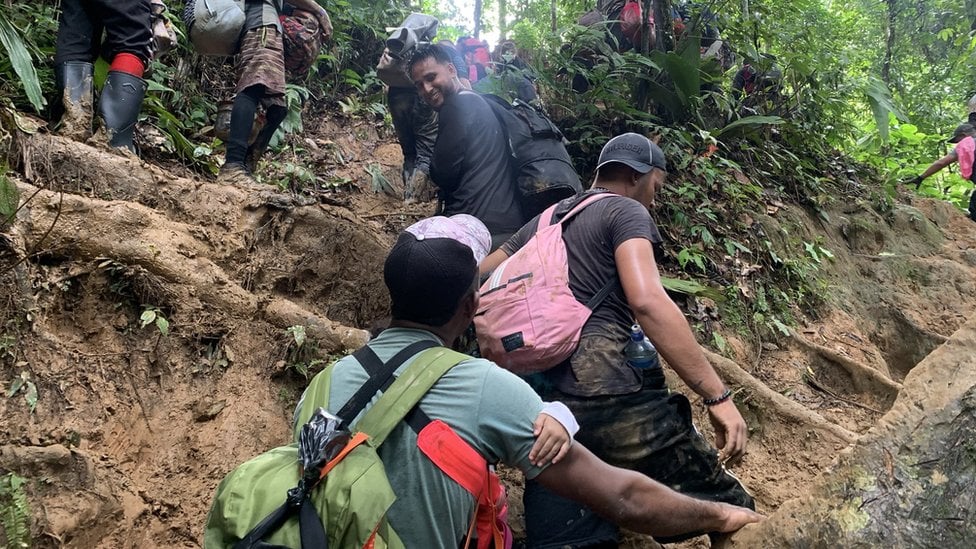 El creciente número de migrantes chinos que atraviesan la selva entre Panamá y Colombia para llegar a EU