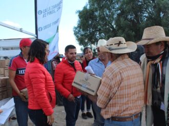 Entregan apoyos en comunidades de Pinos