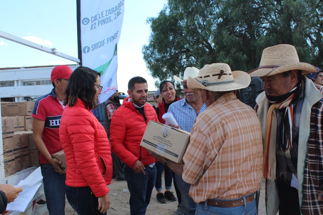 Entregan apoyos en comunidades de Pinos
