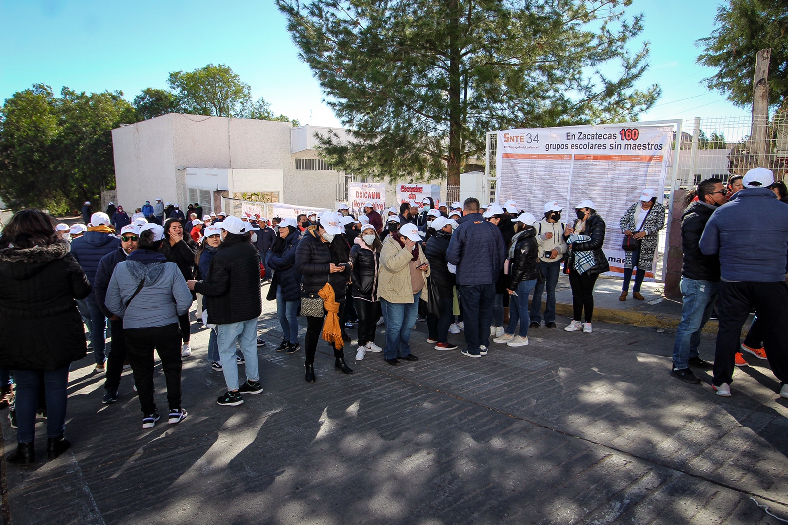 Bloquean el bulevar y toman la Seduzac por deuda con 369 maestros 