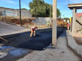 Pavimentan calle en Casa de Cerros