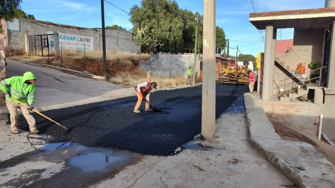 Pavimentan calle en Casa de Cerros