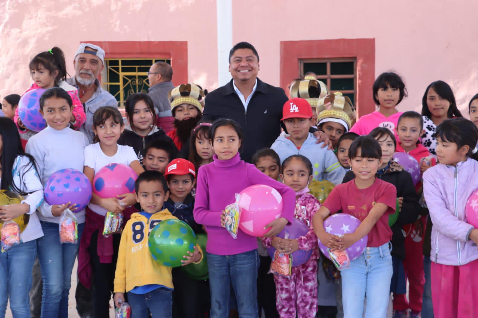 Finalizan actividades decembrinas con partida de rosca