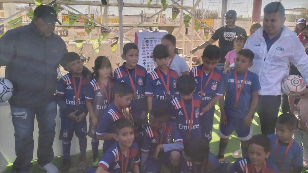 Premian a campeones de futbol infantil