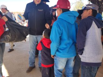 Comparten alegría en comunidades