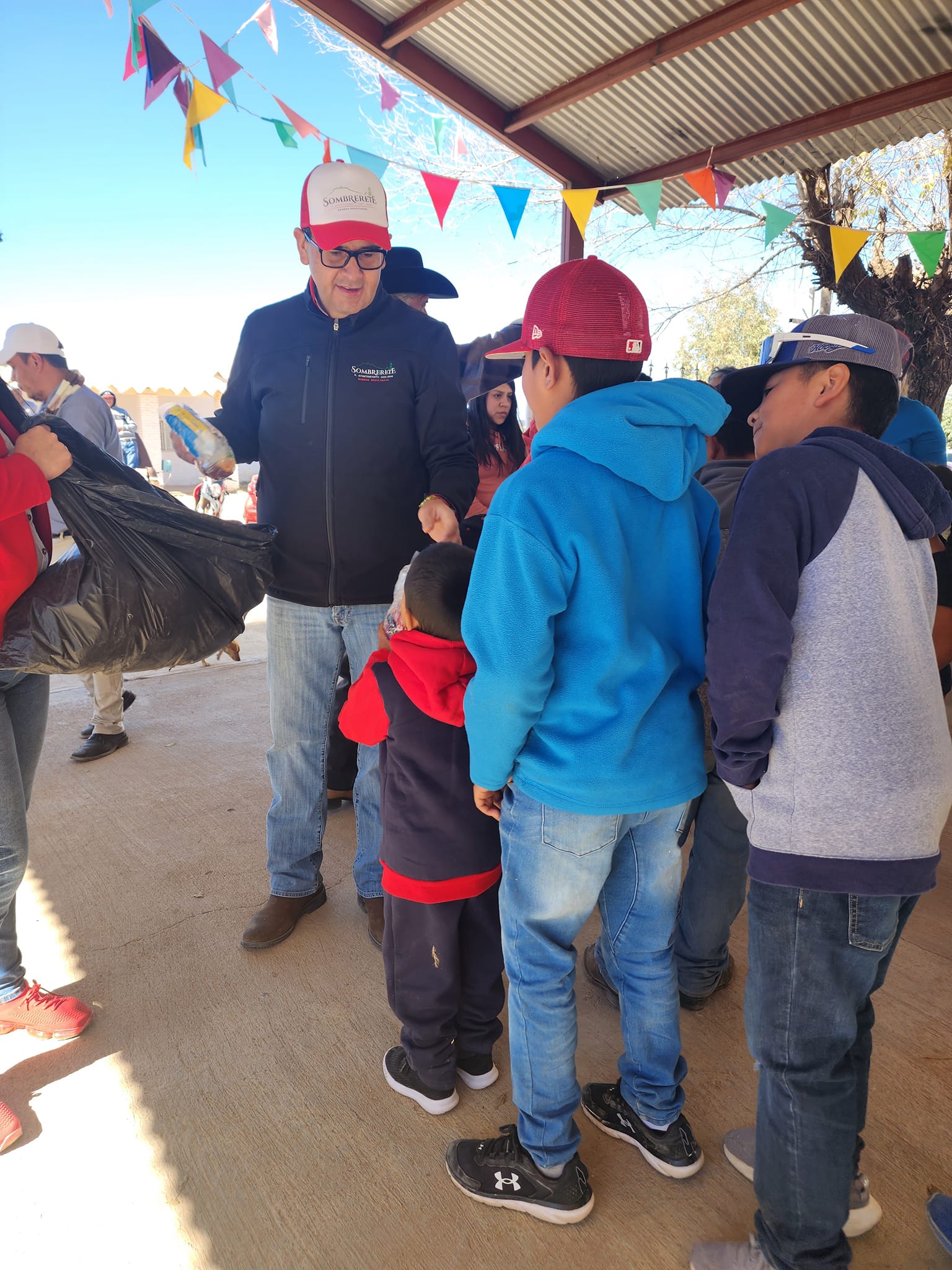 Comparten alegría en comunidades