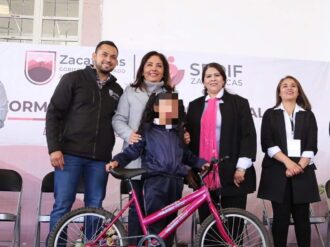 Entregan becas y apoyos en Juan Aldama 
