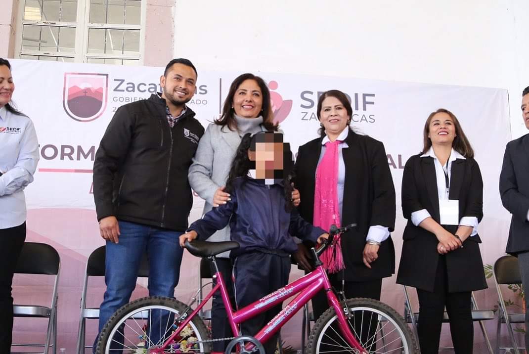 Entregan becas y apoyos en Juan Aldama 