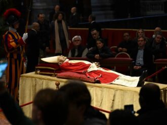 Benedicto XVI tiene despedida multitudinaria en San Pedro