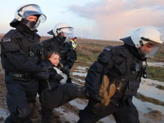 Desalojan a Greta Thunberg y activistas de protesta contra una mina en Alemania