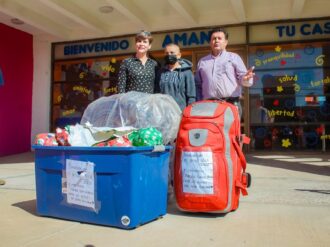 Estudiantes de Illinois donan cobijas, ropa y juguetes a AMANC 