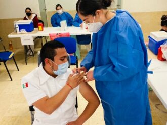 Vacunan a 600 empleados de salud del ISSSTE