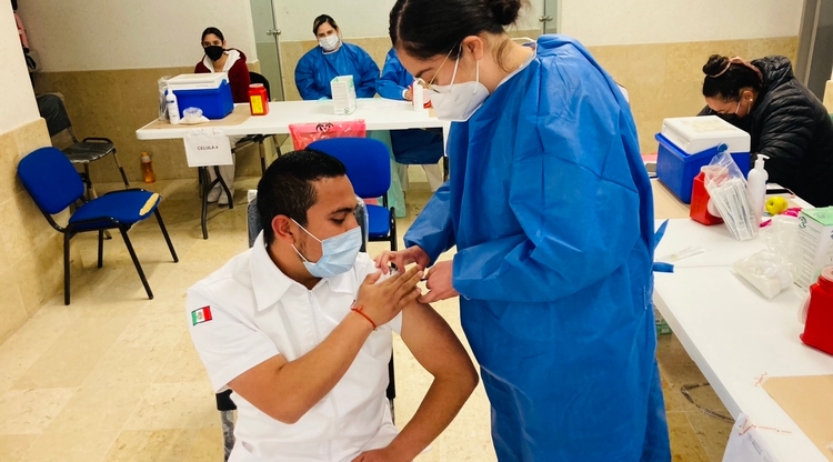 Vacunan a 600 empleados de salud del ISSSTE