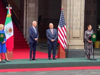 Ellas toman el micrófono; Jill Biden y Beatriz Gutiérrez dan un solo mensaje contra racismo y pobreza