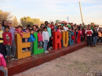 Plaza de esparcimiento llena de felicidad a El Rucio