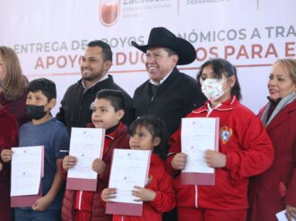 Reciben apoyos estudiantes de Juan Aldama