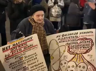 Desafía artista rusa leyes que impiden exponer pancartas pacifistas 