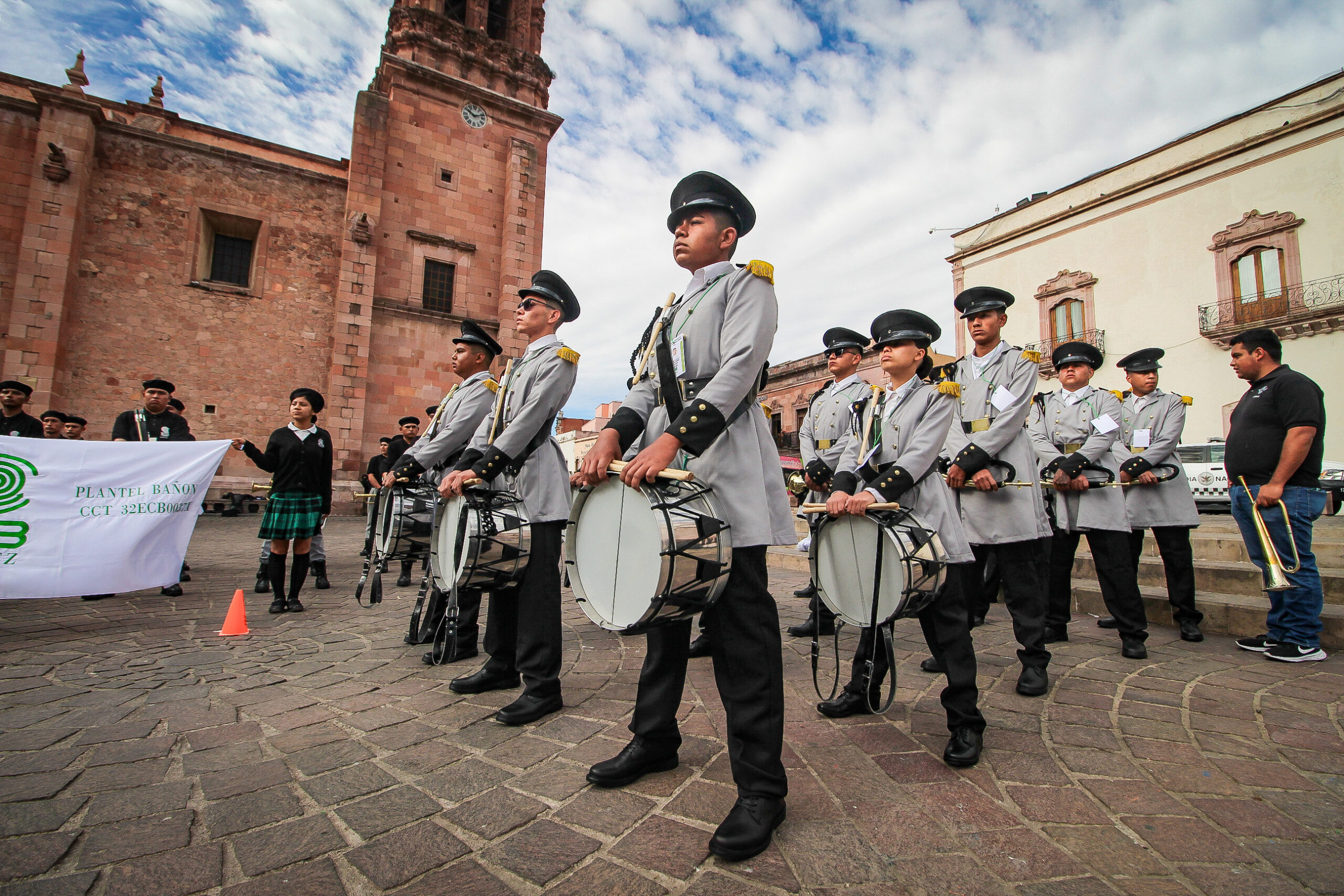 Realiza el Cobaez su concurso de escoltas y bandas de guerra