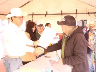 Dan certeza legal a campesinos sobre sus tierras