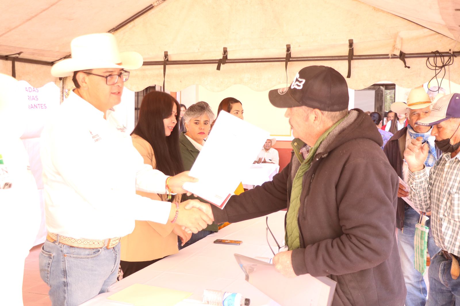 Dan certeza legal a campesinos sobre sus tierras