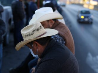 Bloquean campesinos el bulevar