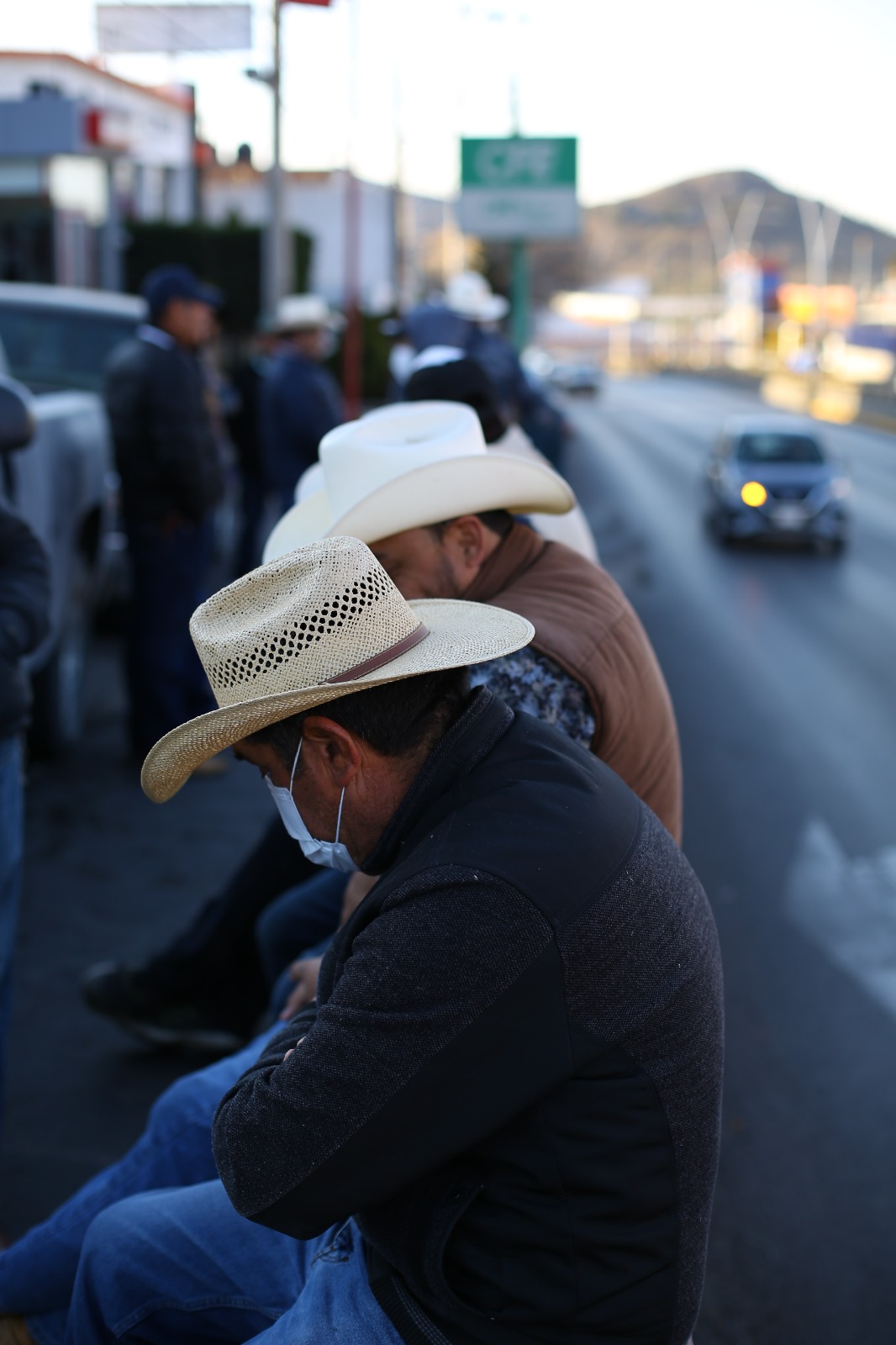 Bloquean campesinos el bulevar
