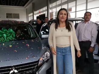 Vicky recibe su auto; se lo entregó el Sntsa 