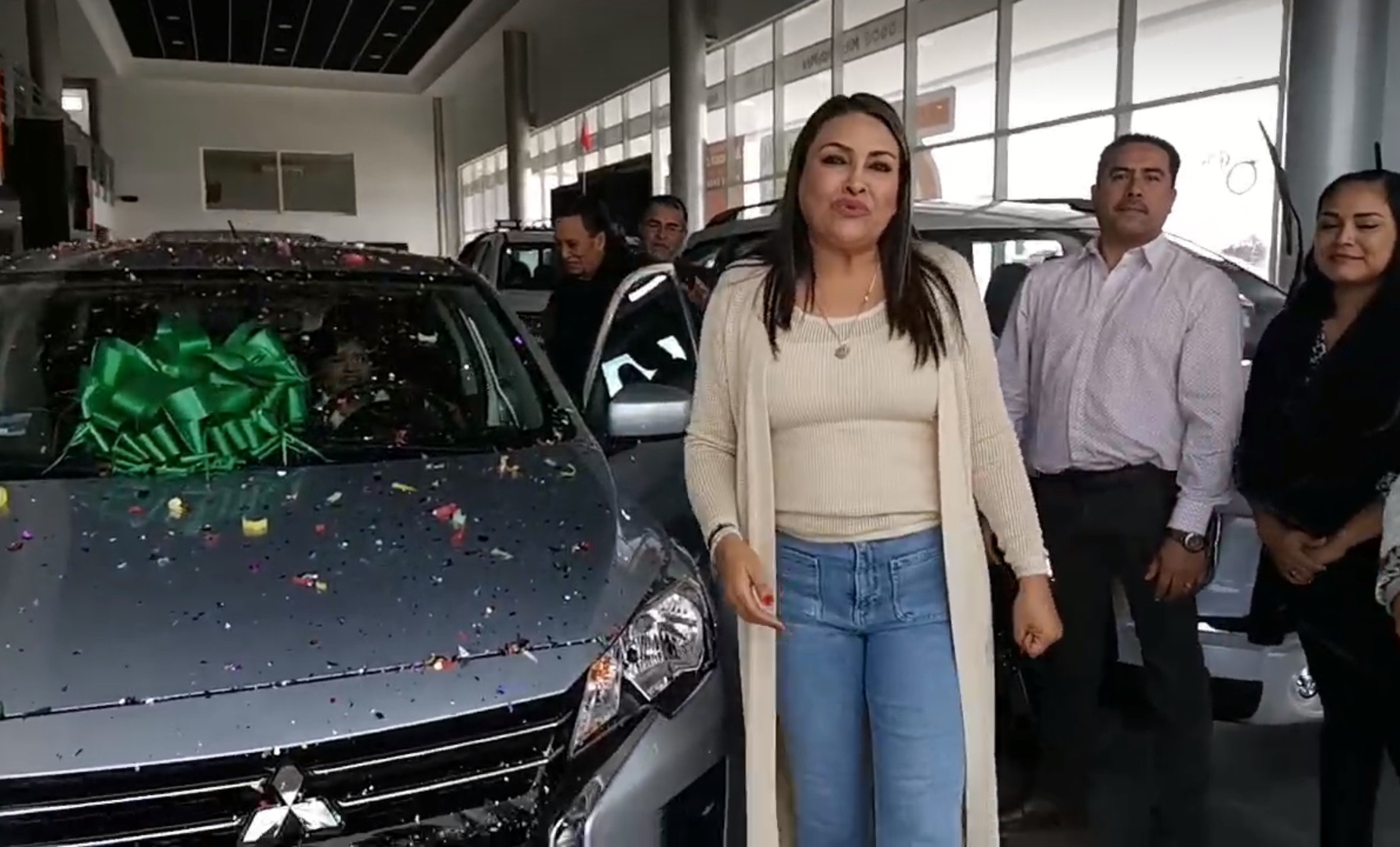 Vicky recibe su auto; se lo entregó el Sntsa 