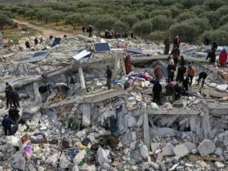 Tragedia en Turquía, luchan contra los estragos de un sismo histórico