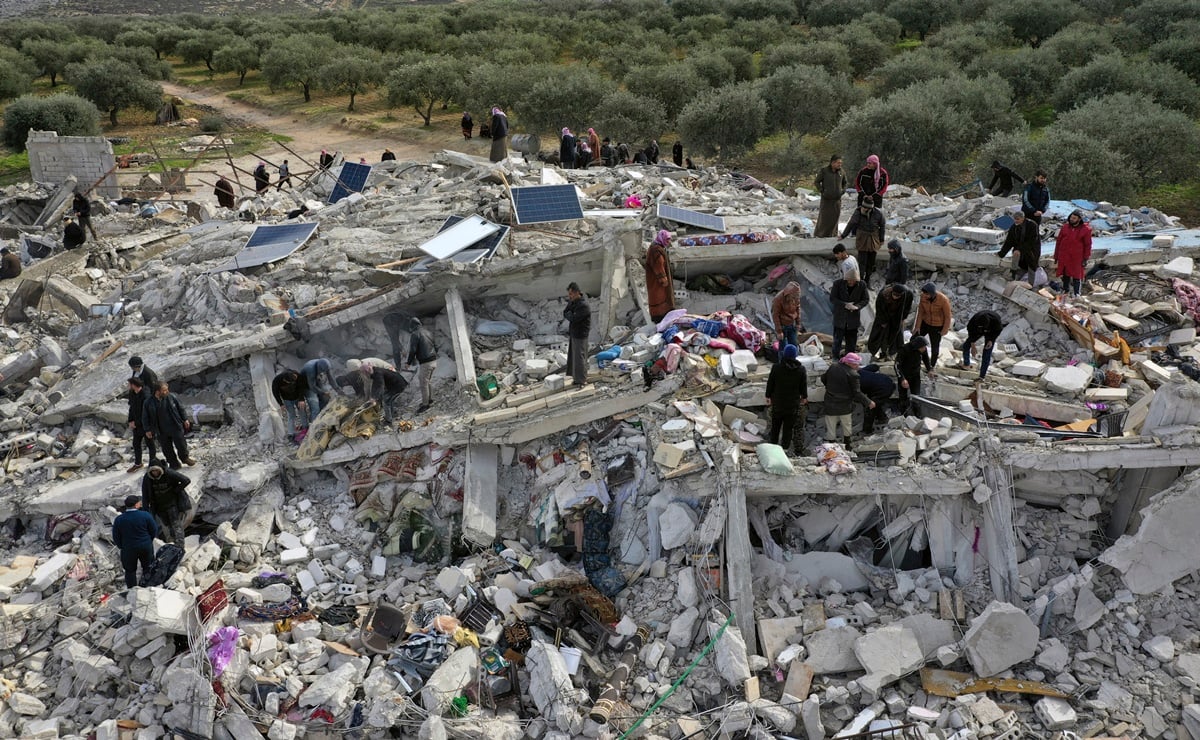 Tragedia en Turquía, luchan contra los estragos de un sismo histórico