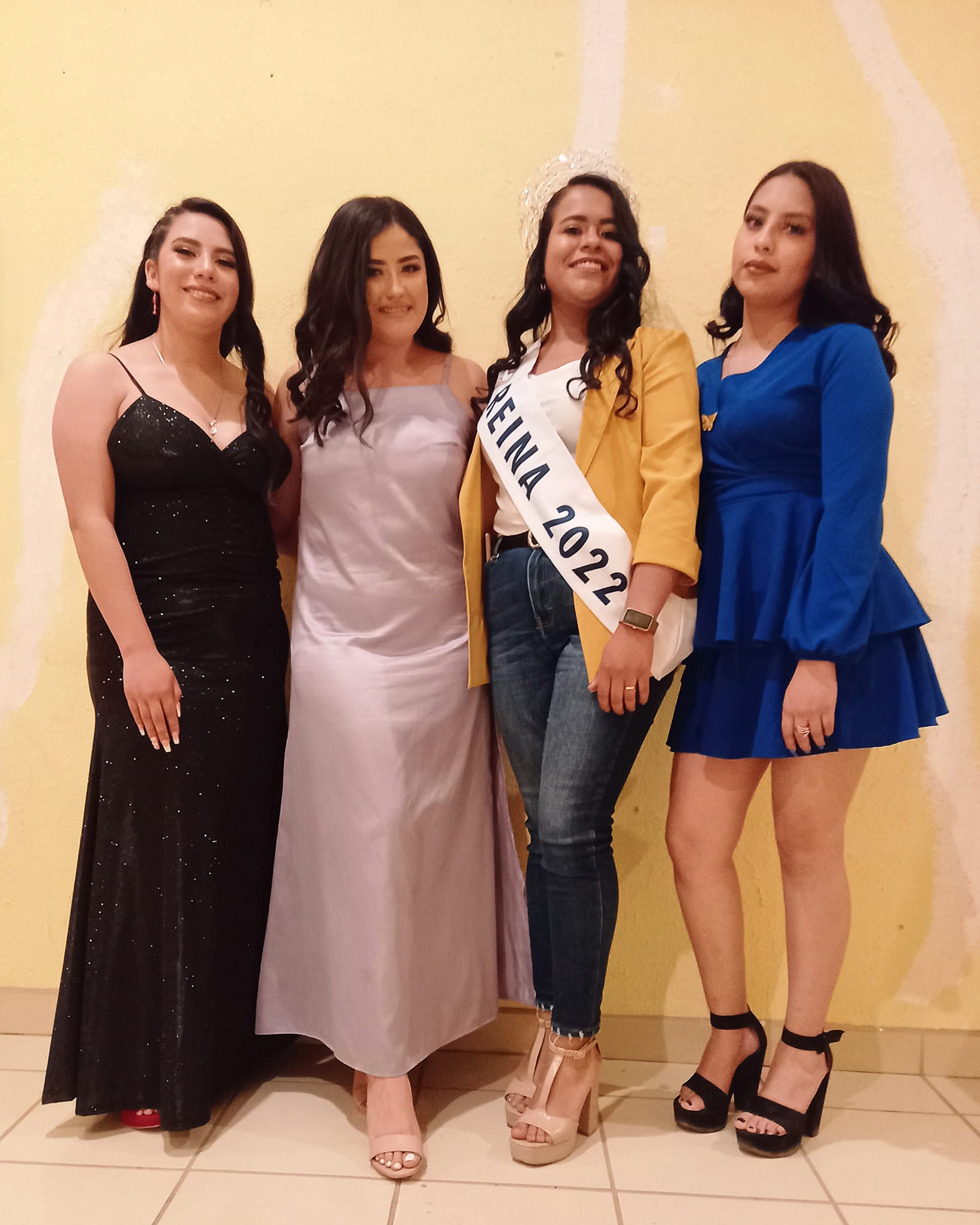 Compiten tres jovencitas en las fiestas patronales de Casa de Cerros 