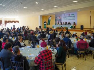 Reconocen a trabajadores con hasta 40 años de antigüedad