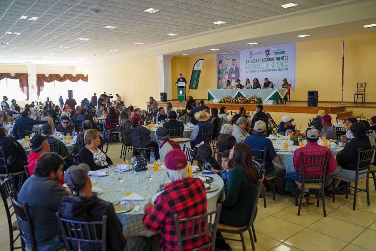 Reconocen a trabajadores con hasta 40 años de antigüedad