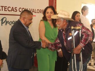 Llevan apoyos y ofrecen servicios en Pánuco